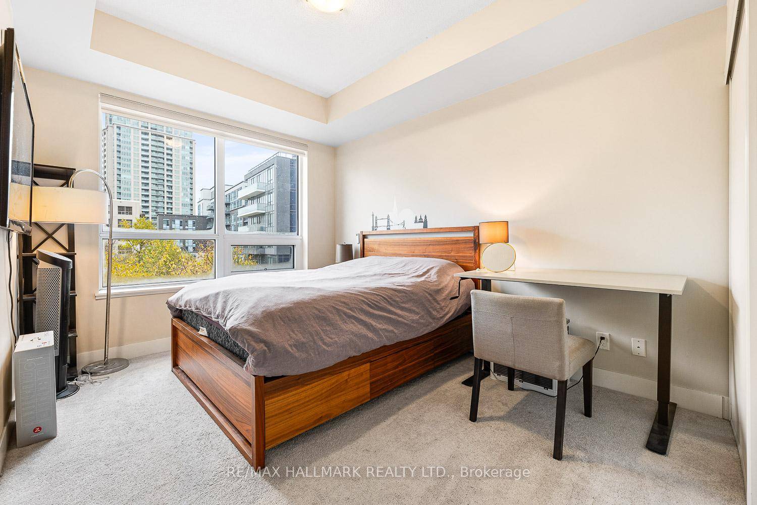 Luxurious Lotus Condo, In Heart Of Bayview Village, Safe and quiet Place, Prime Location.
