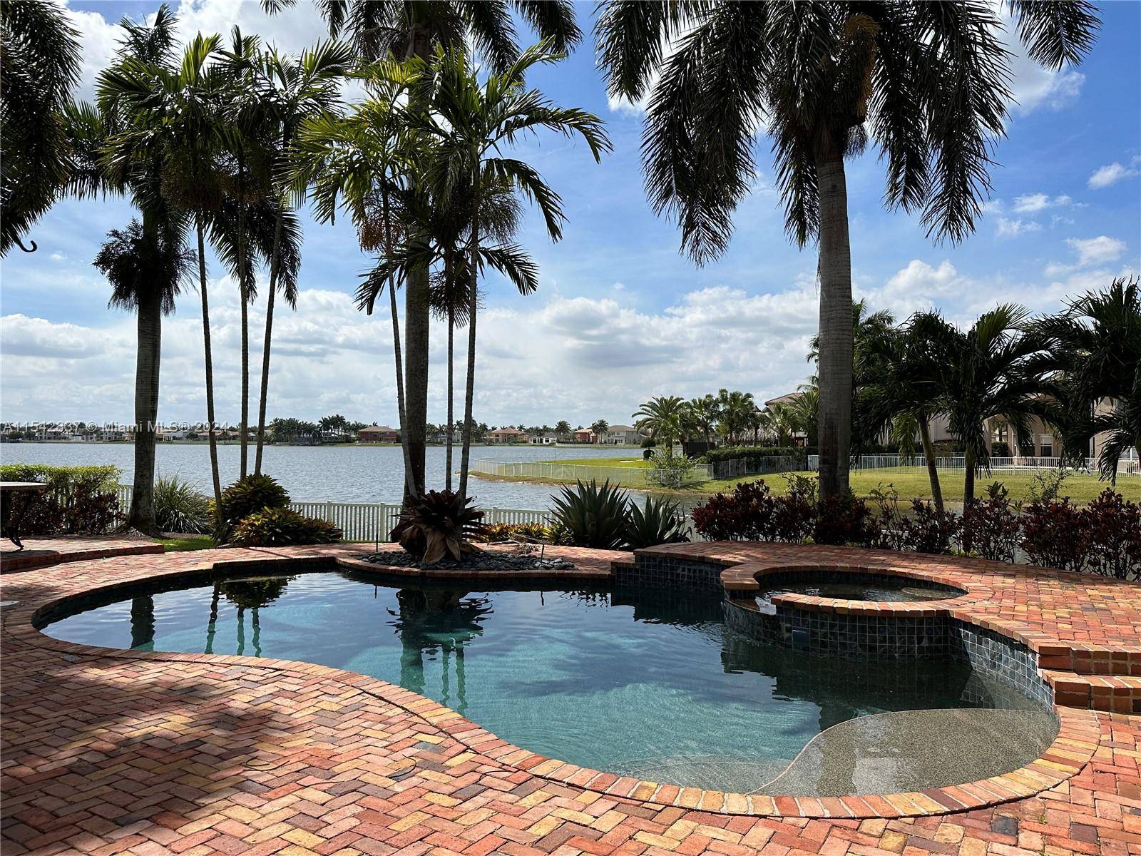 Welcome to the epitome of luxury living at Sunset Lakes !