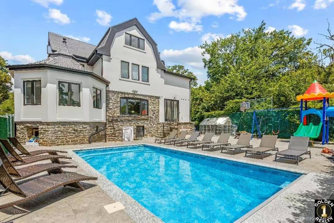 Welcome to a Masterpiece in the Heart of Kew Gardens !