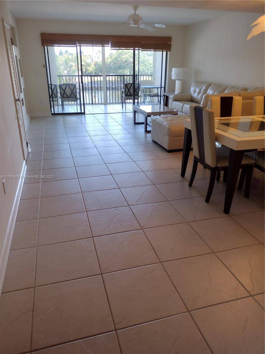 Beautiful, bright and airy, fully furnished 2 2.