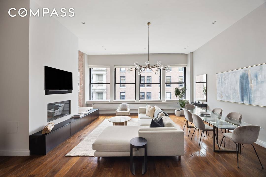 This pristine turn key floor through loft is perfectly positioned on SoHo s best block of cobblestoned Greene St in a boutique full service condominium with 24 hour doorman, rare ...