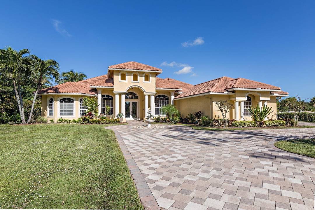 Luxury 4BD 4BA Home for Rent in West Palm Beach Year Round SeasonalDiscover waterfront living in this beautifully decorated 4 bedroom, 4 bathroom home, available for annual and seasonal rental.