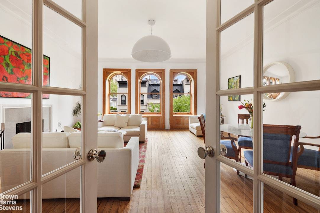 This walk up residence, perched on the top floor of a classic 1920s brownstone, echoes the romance of a Parisian retreat nestled in the heart of Carnegie Hill.