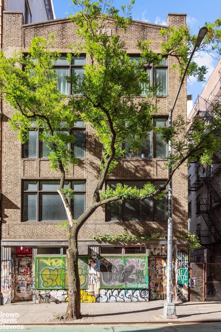 This pure and authentic artist loft is located right in the heart of Noho's Historic District and offers a spacious flexible layout with three separate entrances, three bright exposures and ...
