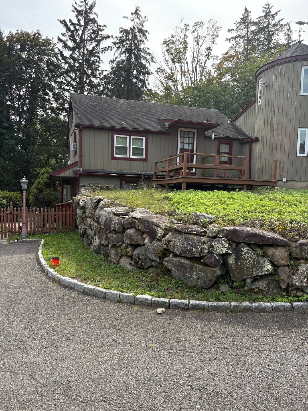 Prime location a few houses down from the Hunt Club three bedrooms with two additional bounus rooms and two bathrooms home with a fully finished walkout on a level one ...