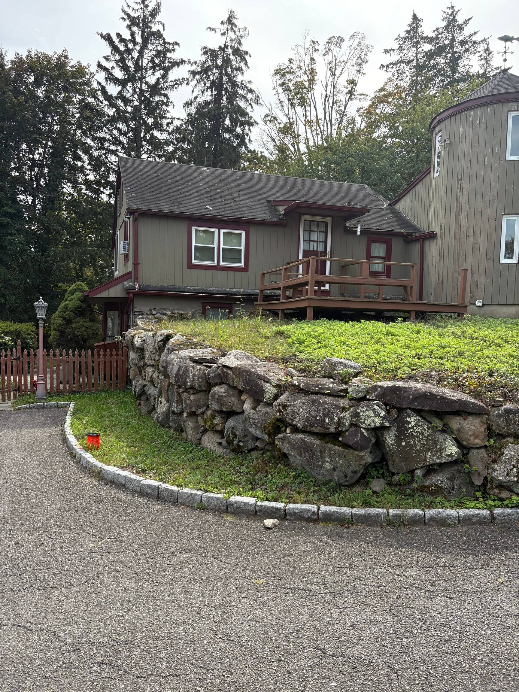 Prime location a few houses down from the Hunt Club three bedrooms with two additional bounus rooms and two bathrooms home with a fully finished walkout on a level one ...