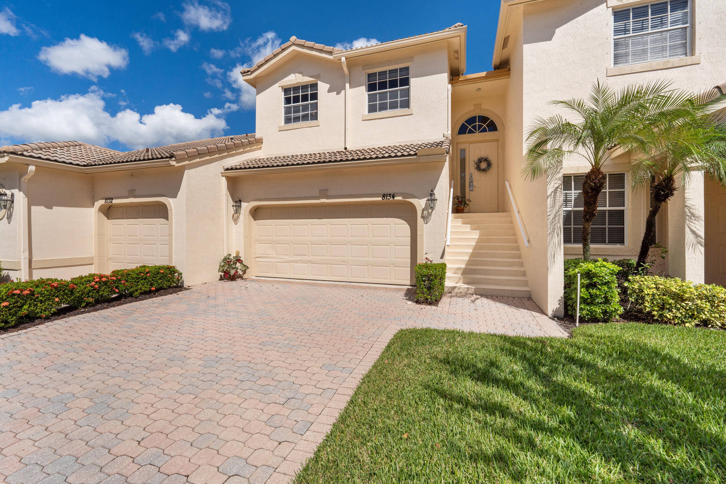 This well maintained, split level home features a double car garage, high ceilings, stainless appliances, fresh interior and exterior paint, new tile flooring on lower level, walk in closet, separate ...