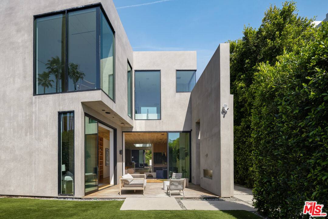 952  N Laurel Ave 4BR Hollywood Hills East La