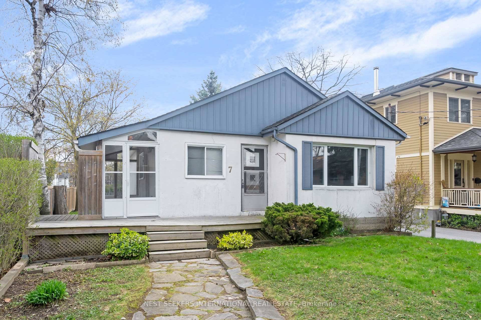Charming South Etobicoke Bungalow with Water Views !