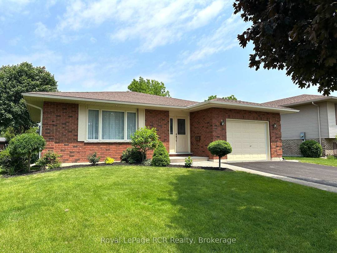 This well maintained 5 bedroom, 3 bath 3 level backsplit at 218 4th St Crescent is located in one of Hanover's top subdivisions.
