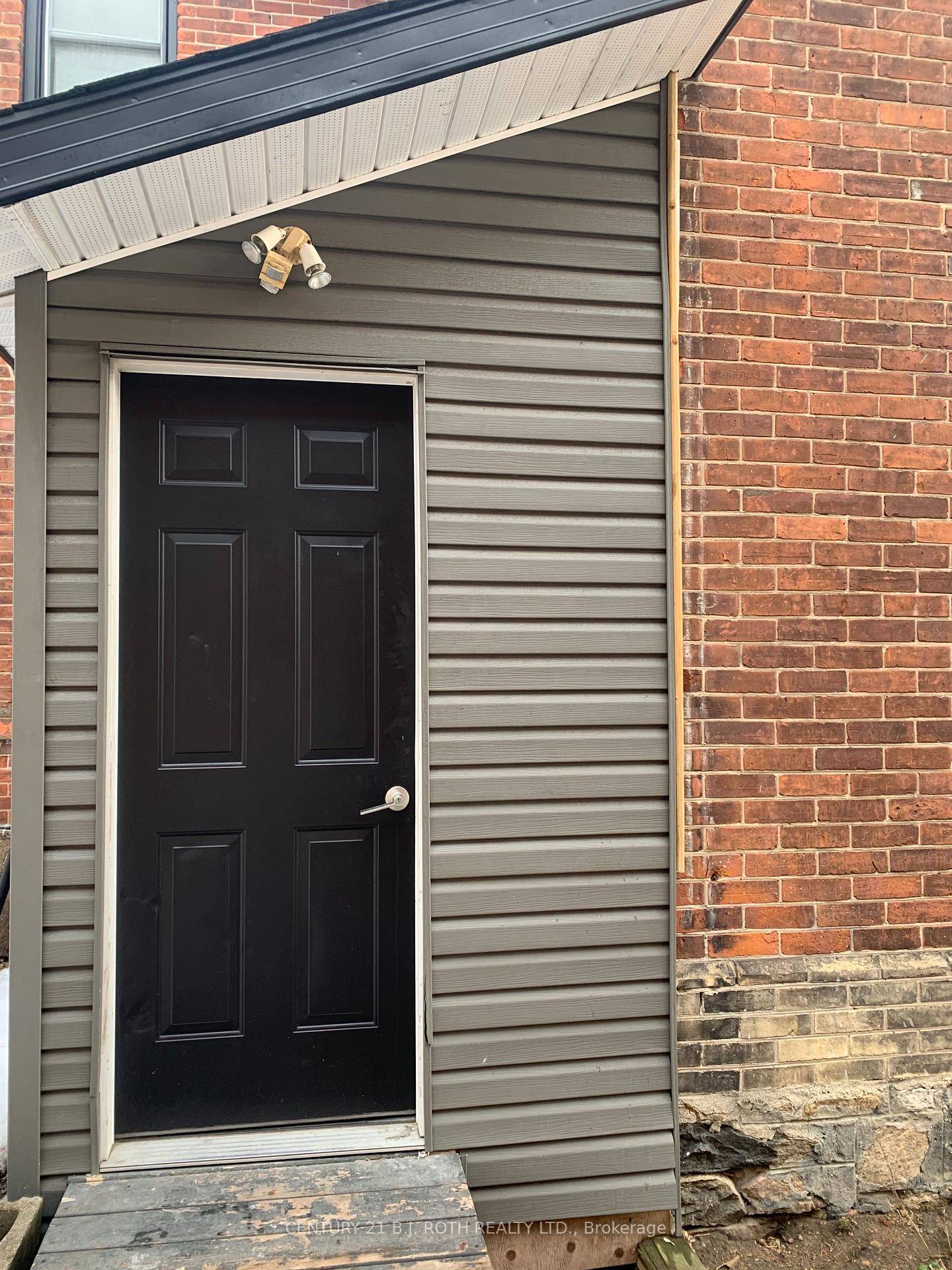 Gorgeous ! Recently renovated, bright amp ; inviting 2 bedroom unit with tall ceilings in impeccably maintained century home in Barrie's city centre !