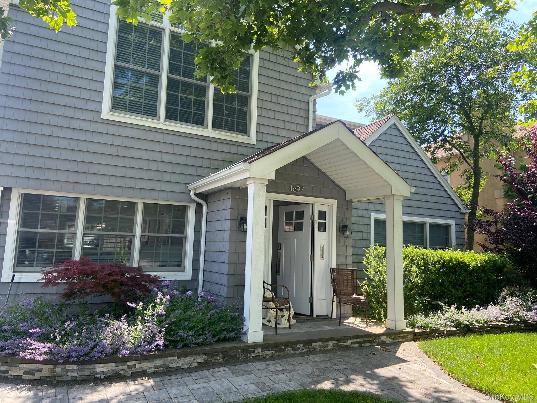 Stunning Yearly Rental Steps from the Beach !