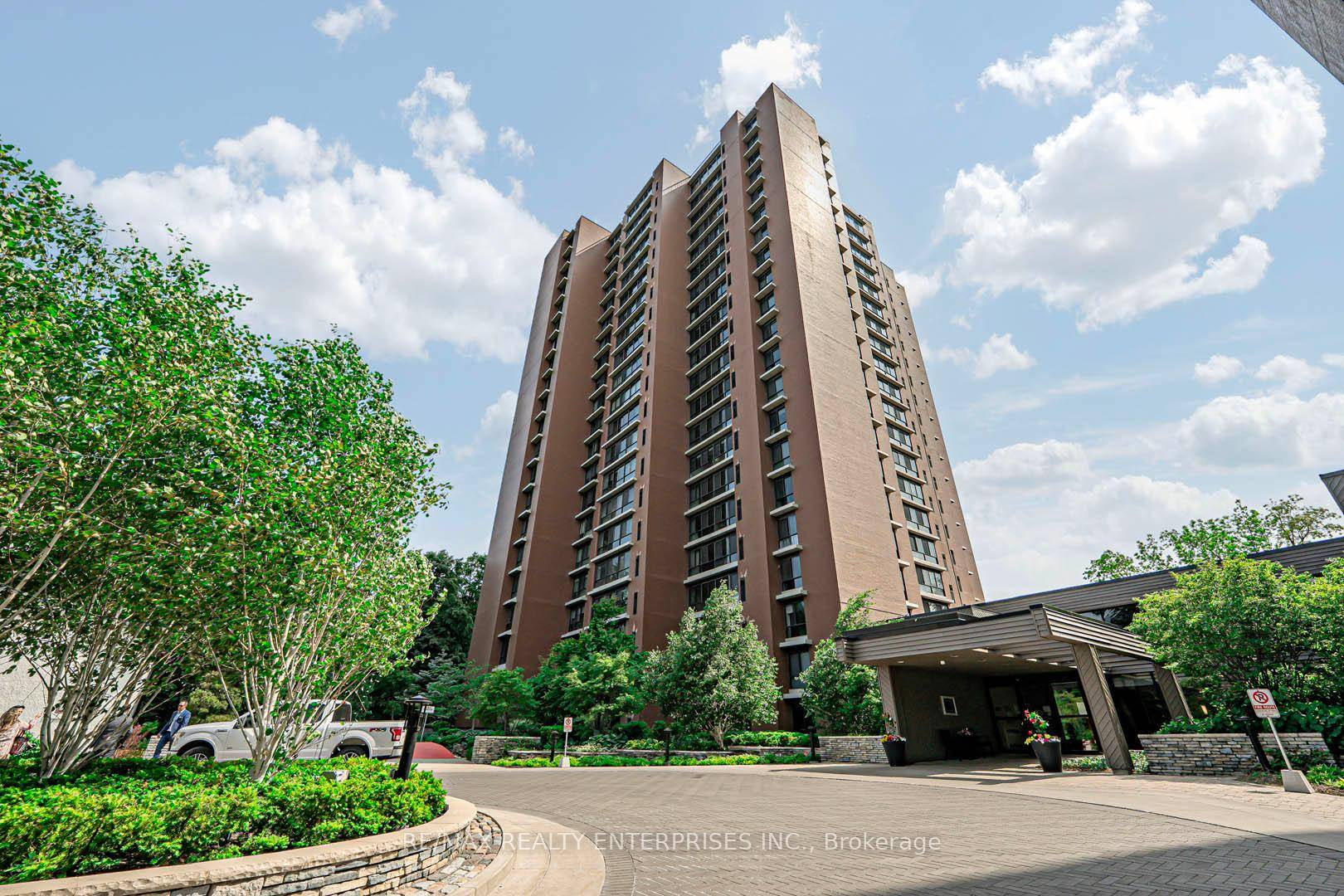 Opportunity knocks in the heart of Lakeview !