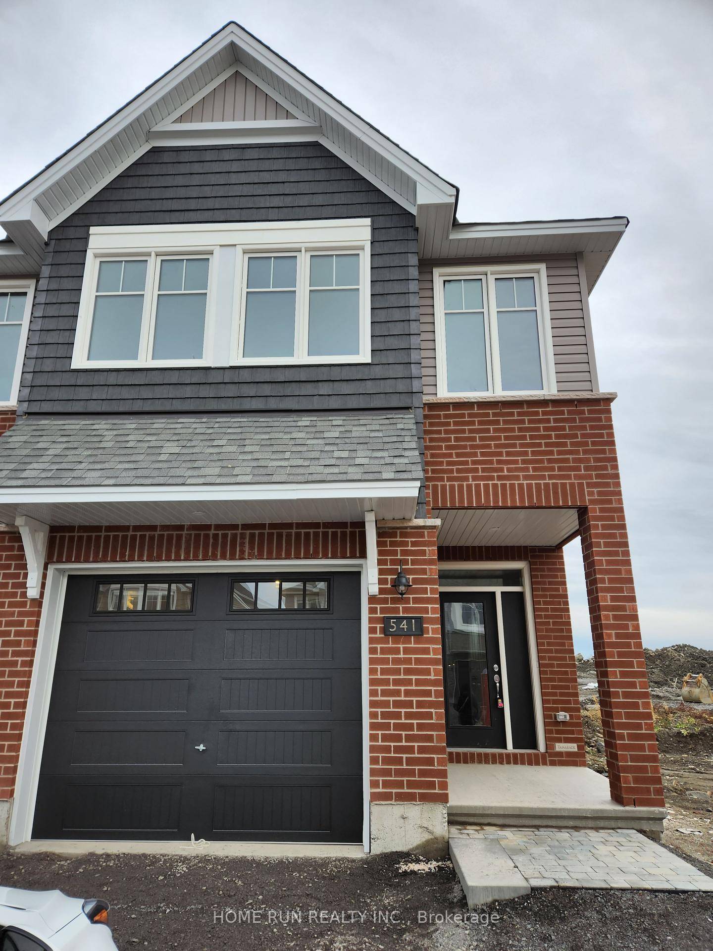 Welcome home to this beautiful Cambridge Model Townhouse in Half Moon Bay Barrhaven.