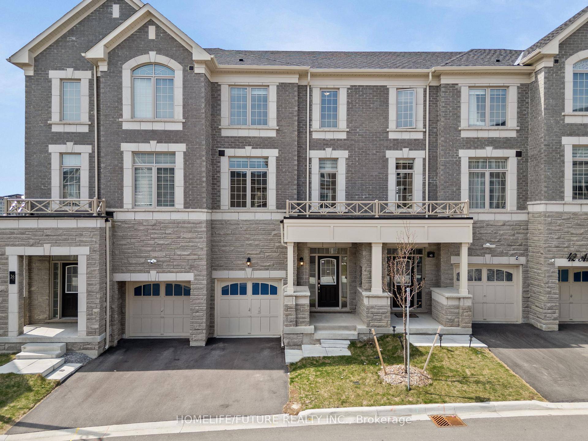 Motivated Seller Discover this stunning 2023 built Castle Rock Homes townhome perfectly situated on a premium pie shaped lot backing onto Fair Tree Pond.