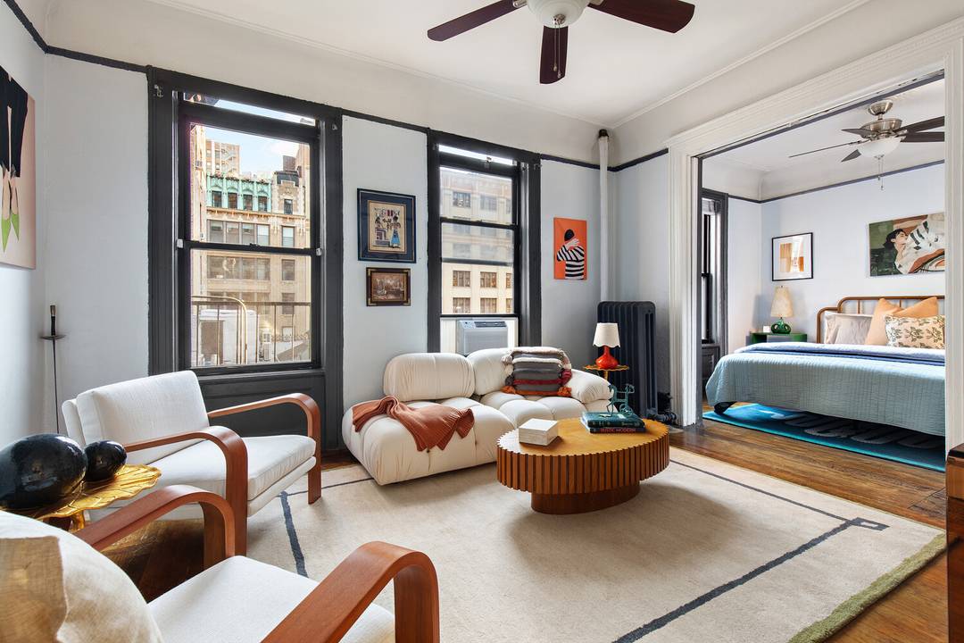 Perched high above the surrounding historic architecture of Union Square, Residence 93 at The Swannanoa is a bright and beautifully proportioned one bedroom that captures the elegance of early New ...