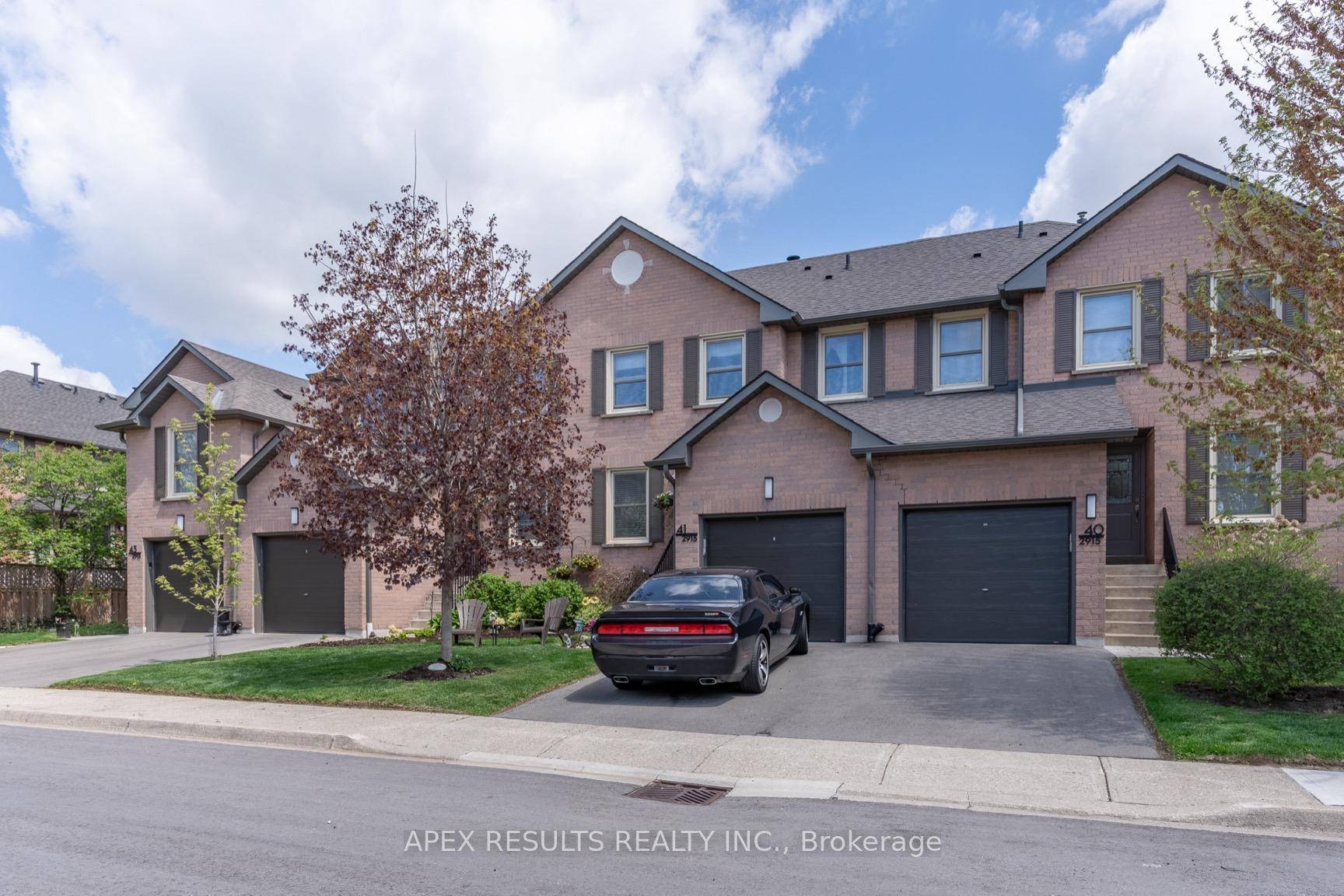Offering a well maintained 3 1 bedroom, 4 bathroom home nestled in Burlingtons desirable Headon Forest community.