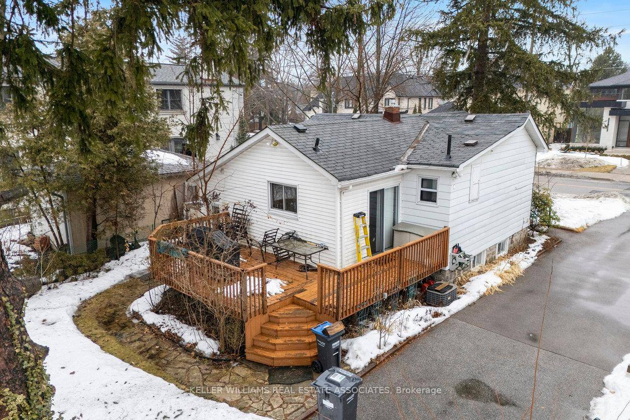 Located in the sought after community of Mineola, this delightful 2 1 bedroom home, built in 1929, is surrounded by mature trees and custom built luxury homes.