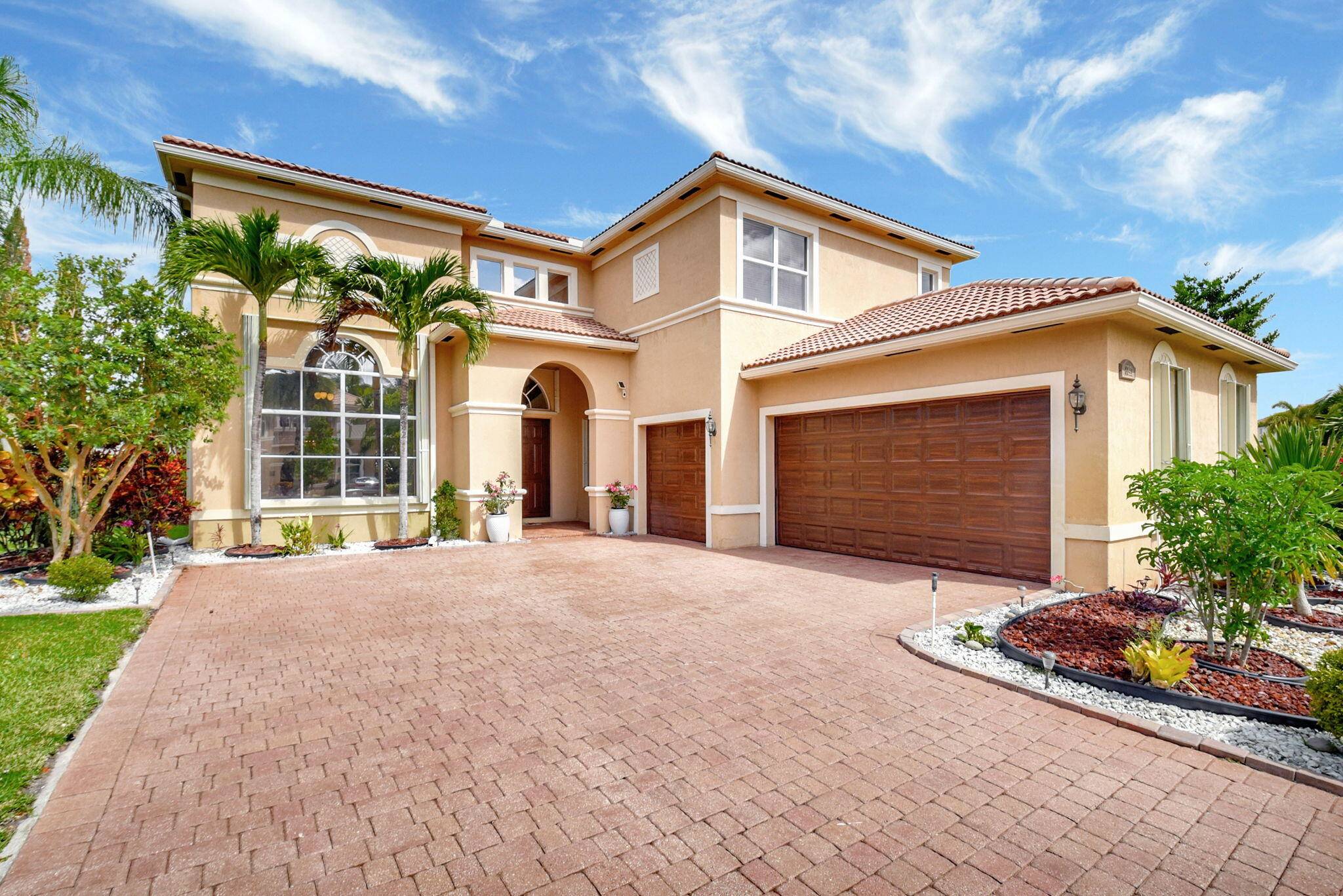 HERE IS YOUR OPPORTUNITY TO LIVE IN BEAUTIFUL COBBLESTONE CREEK.