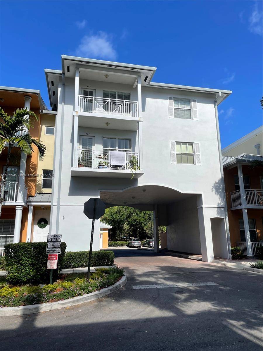 Experience comfortable living in this beautifully updated 2 bedroom, 2 bathroom top floor condo surrounded by lush greenery.