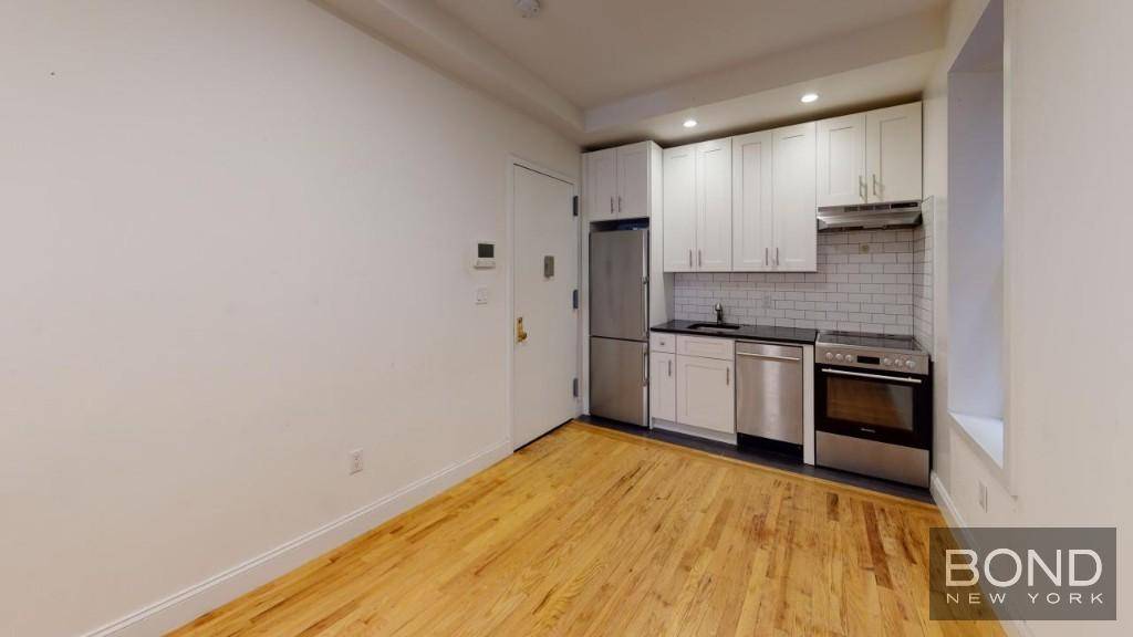Large and renovated 2 bedroom in prime UES !