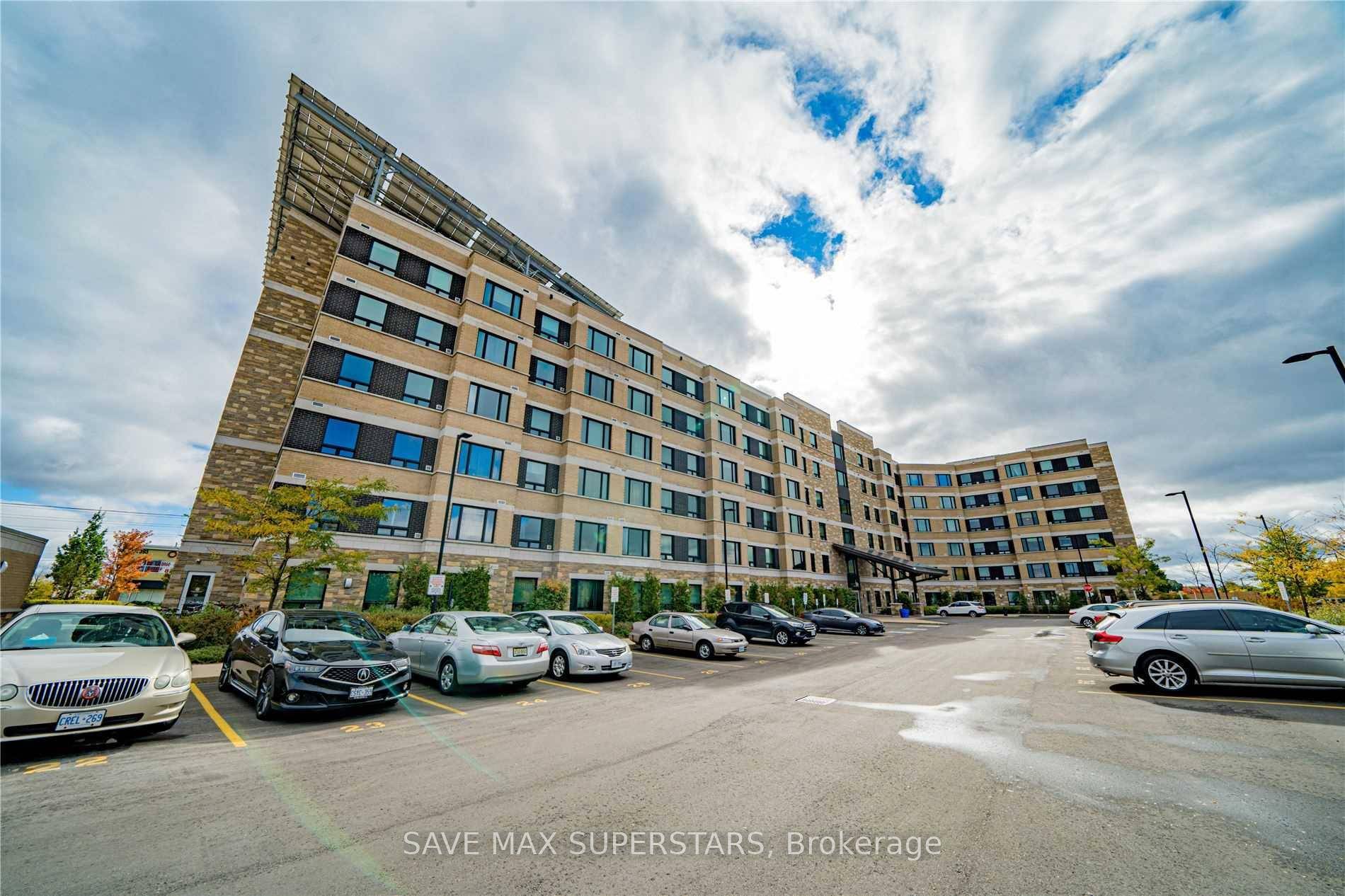 Stunning 3Bed 2 Washroom Condo !