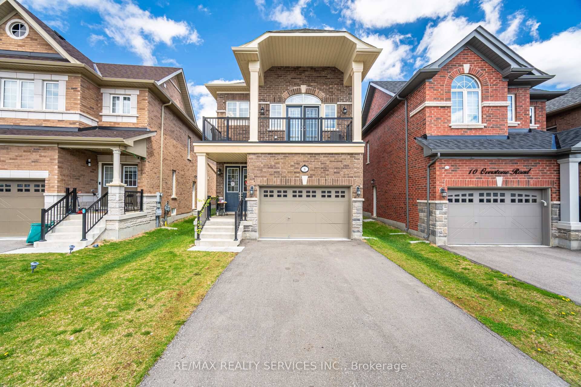 SPACIOUS 3 BEDROOM DETACHED HOME WITH SOARING CEILING THRU OUT IN HIGHLY SOUGHT AFTER GEORGETOWN COMMUNITY.