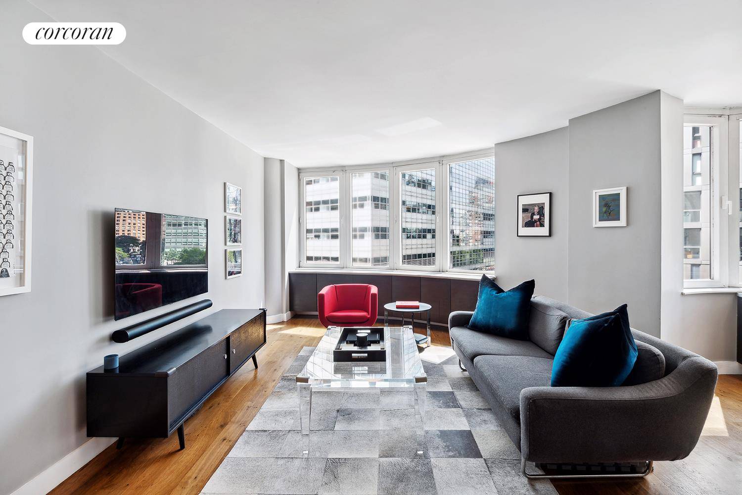 Prime Tribeca Location. Located in Tribeca's Greenwich Court Condominium, this renovated convertible Junior 4 apartment is the only spacious one bedroom potential 2 bedroom line that features an extra half ...