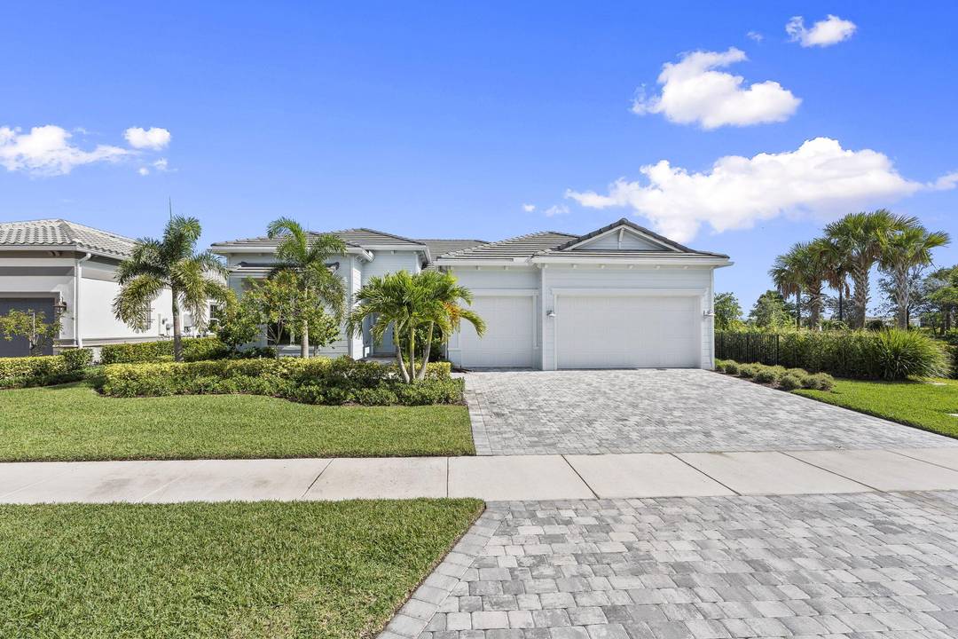 This 2024 newly built residence in Palm Beach Gardens offers the perfect blend of modern luxury and elegant design.