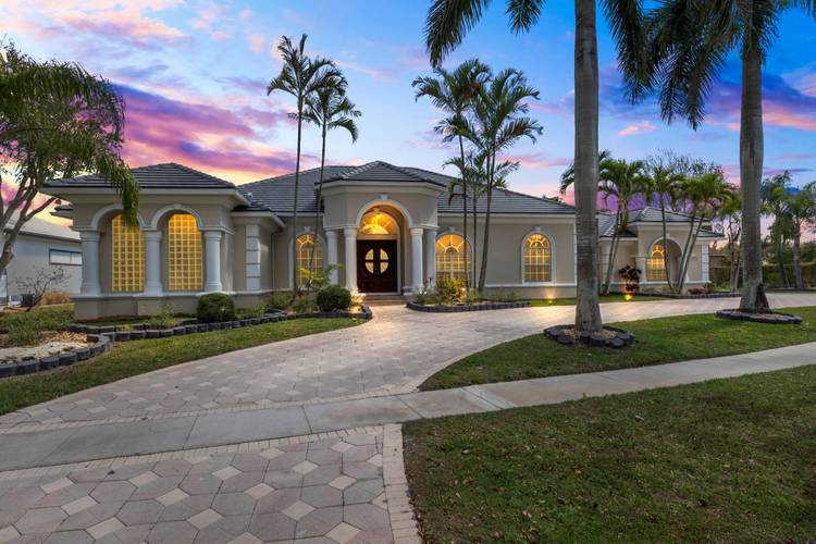 Welcome to this beautiful home located in the heart of Wellington.