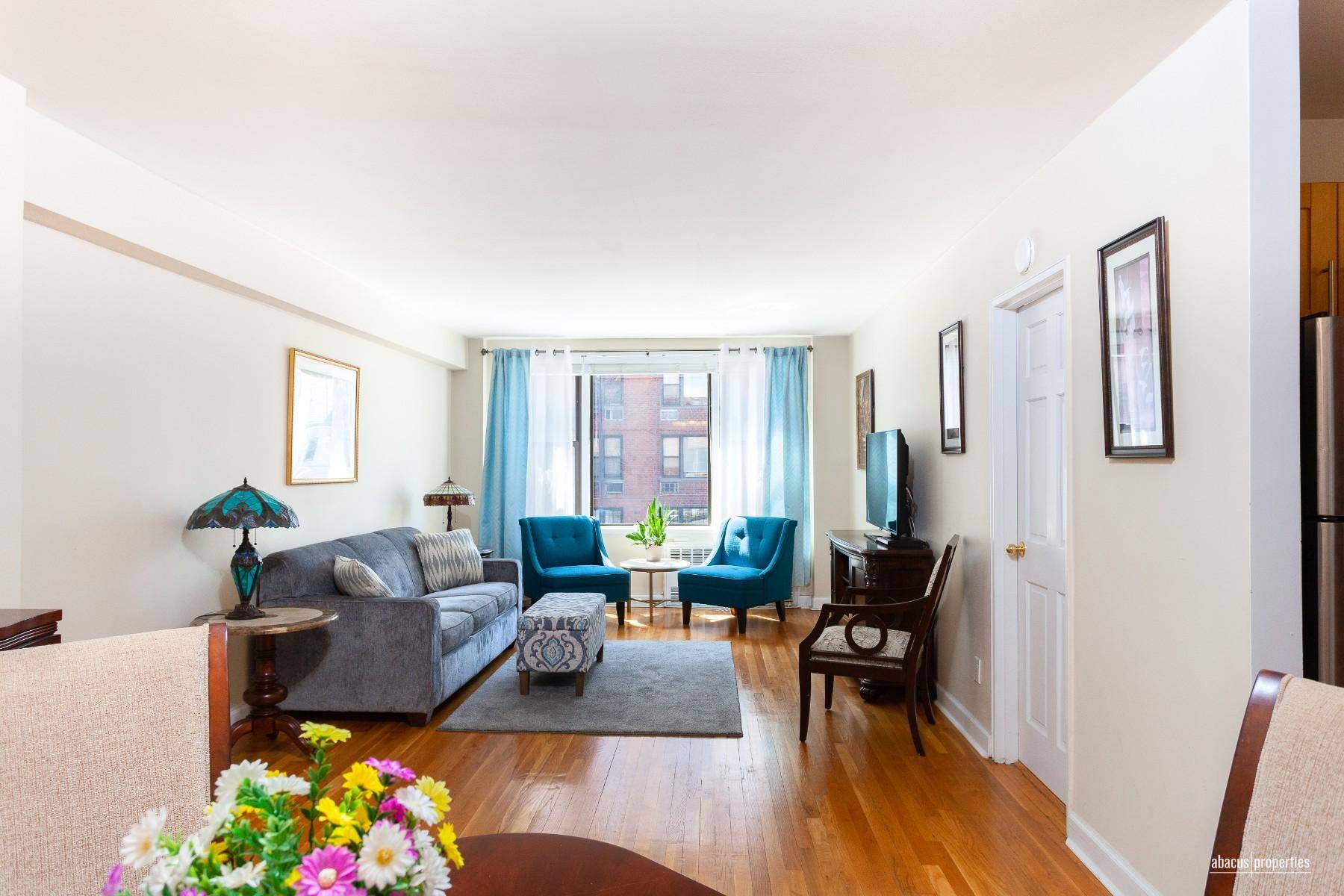 Move In Ready ! This spacious corner unit 2 bedroom, 1 bath is on the 3rd floor and is flooded with bright sunlight from 2 exposures.