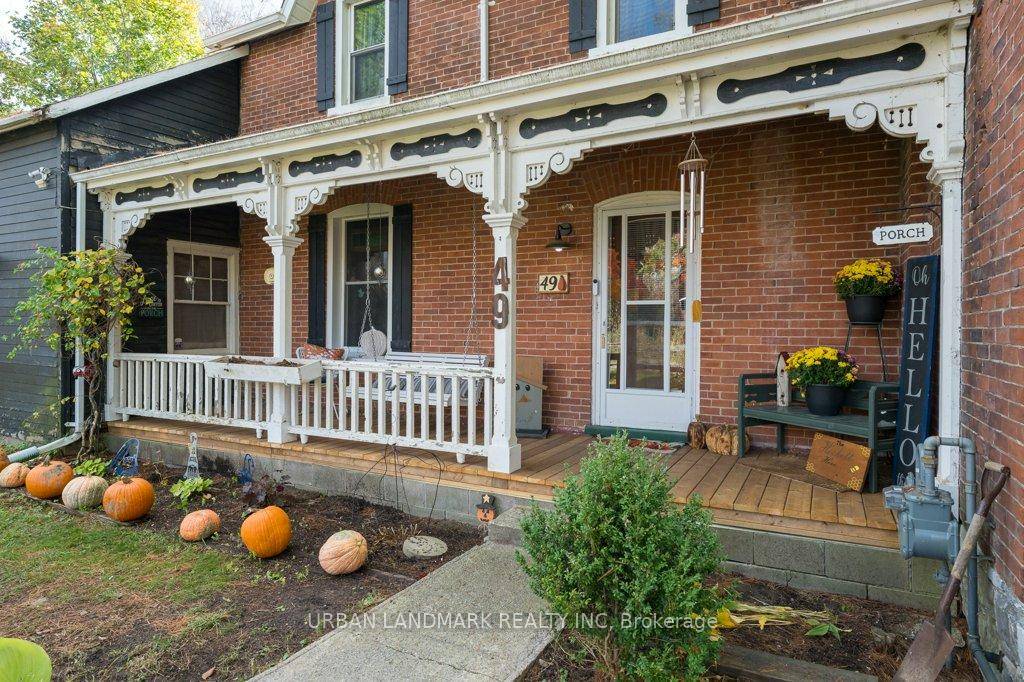 Built in 1881, this residence spans 3000 square feet, providing sufficient space for you and your family to live comfortably, thanks to its spacious rooms.