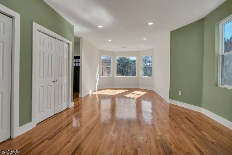 Welcome to Leonia living at its best.