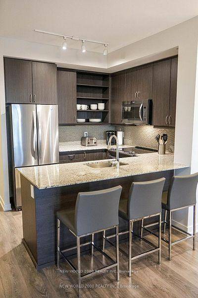 Welcome to a Stylish spacious 1 bedroom in the heart of Central Erin Mills one of Mississauga's most desirable communities.