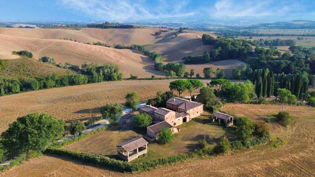 Charming estate, consisting of two main buildings with an inner courtyard, typical of Tuscan farmhouses, and 2 annexes, for sale near Siena.