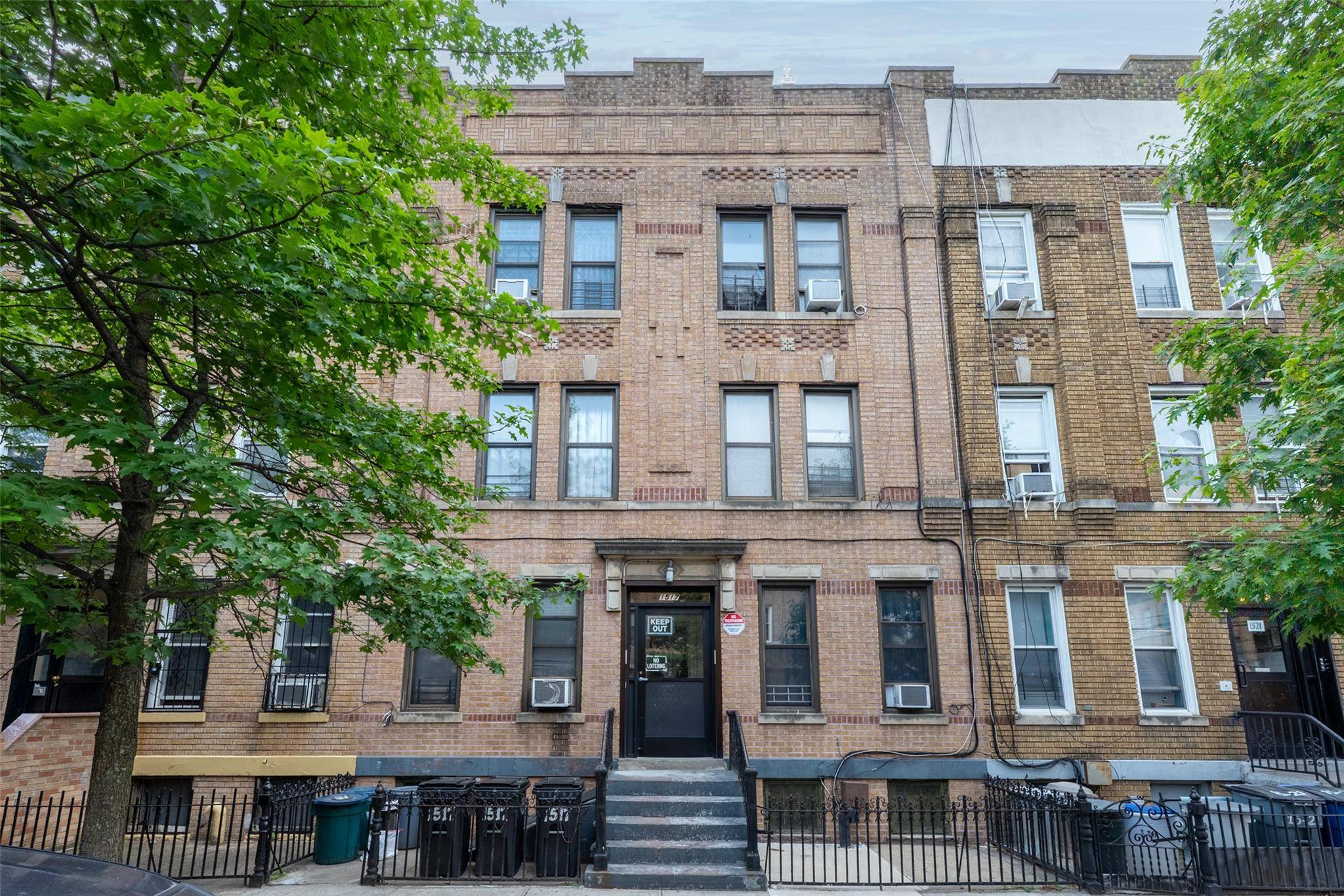Well maintented 5, 712 sqft big six family at the center of Bushwick.