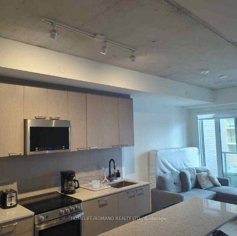 Welcome to Reunion Crossings, where urban living meets comfort and convenience in one of Torontos most connected neighborhoods.