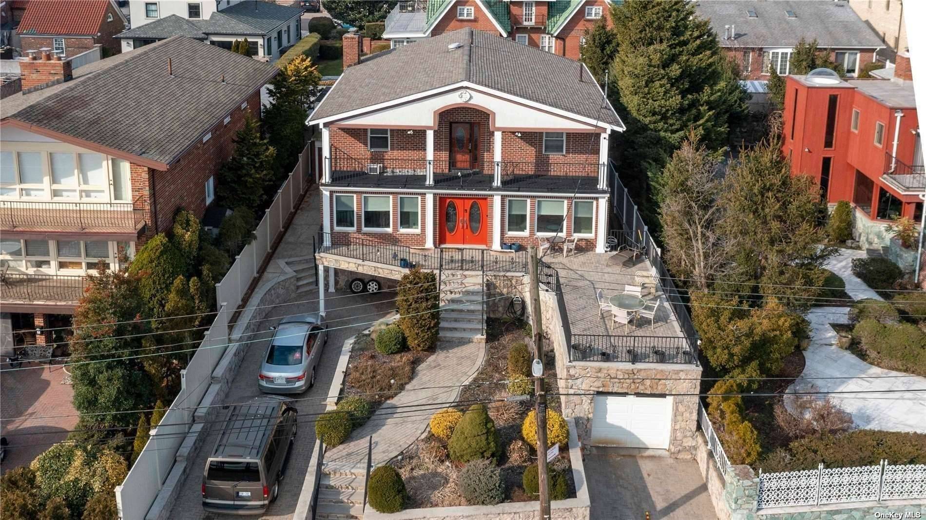 Spectacular waterfront home in Beechhurst, Whitestone.
