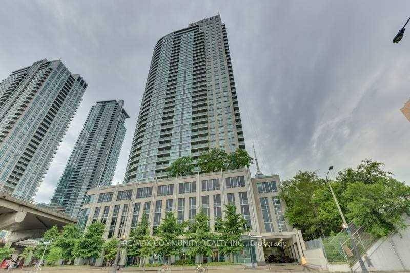 Gorgeous 1 1 Bed amp ; 2 Full Baths With Premier Yonge Street Location.