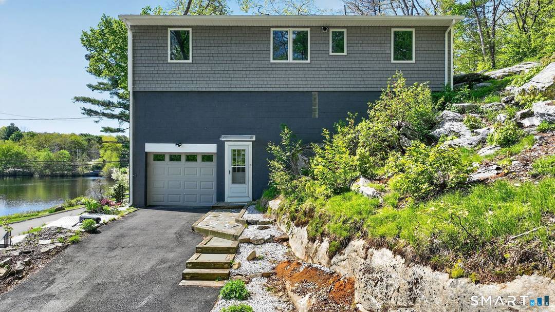 Charming seasonal cottage located in the desirable Guilford Lakes community.