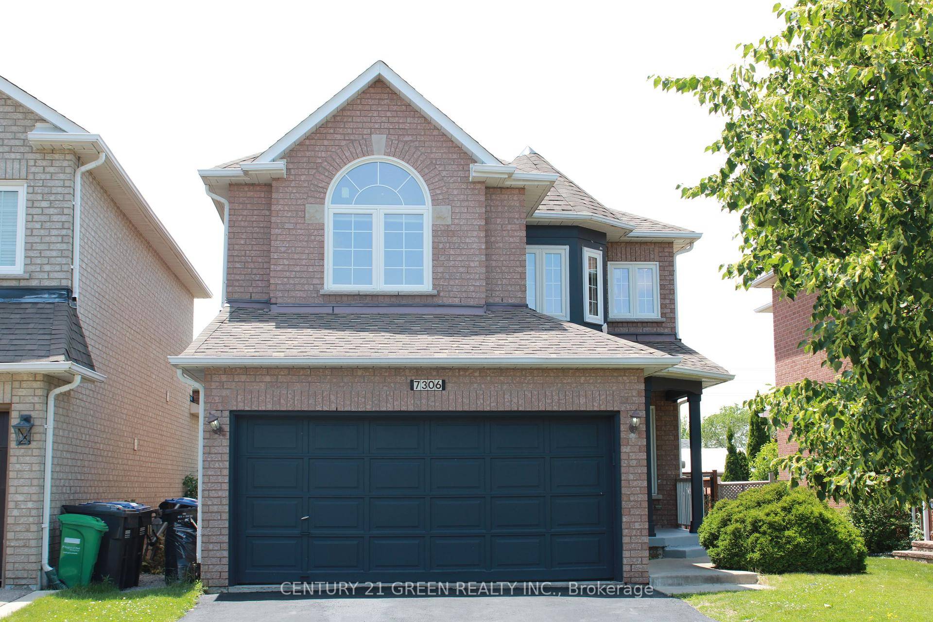 Welcome to this stunning 3 bedroom, 4 washroom detached home in one of Mississauga's sought after neighbourhoods.