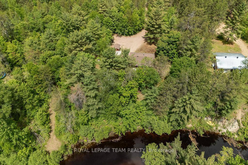 Four Season Two Bedroom Bungalow w 229ftof frontage on the Bonnechere River.