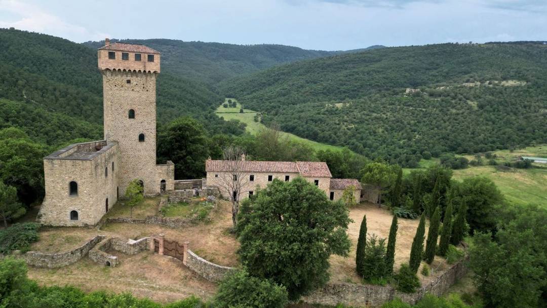 Beautiful, expertly restored castle for sale near Lake Trasimeno, featuring high-end finishes and an annex to customise
