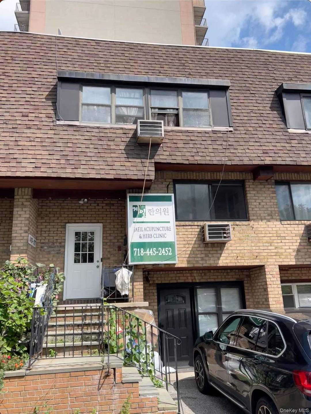 Mint condition townhouse in the heart of Flushing.