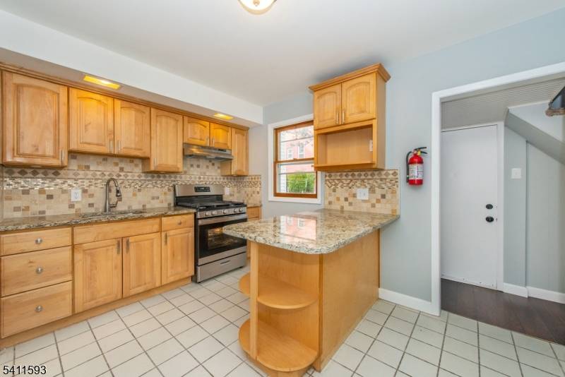 GREAT HOME IN CLIFTON ! FRESHLY PAINTED.