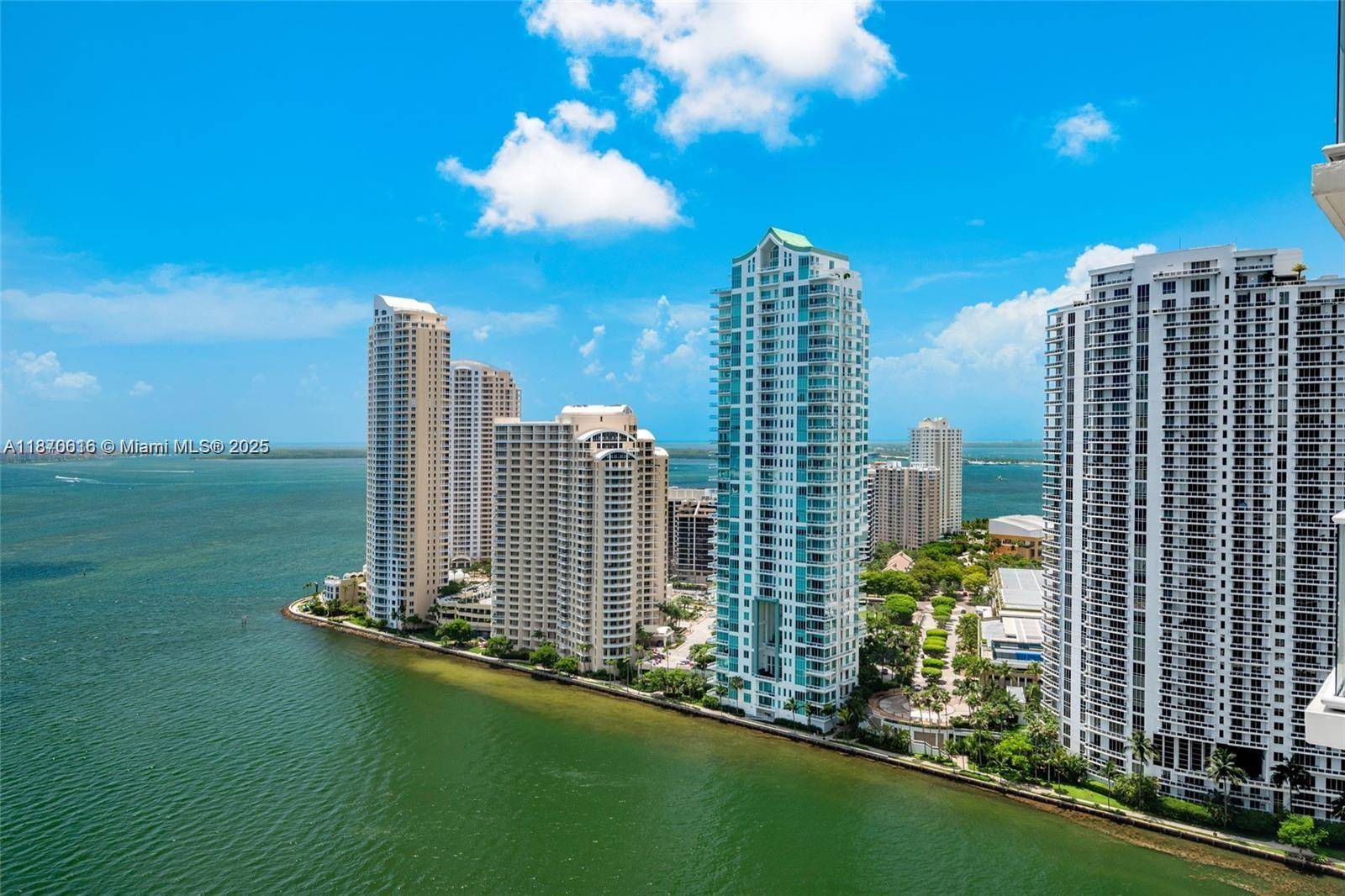 Experience modern comfort amp ; urban convenience in this stunning 2 2 split bedroom residence in the heart of downtown.