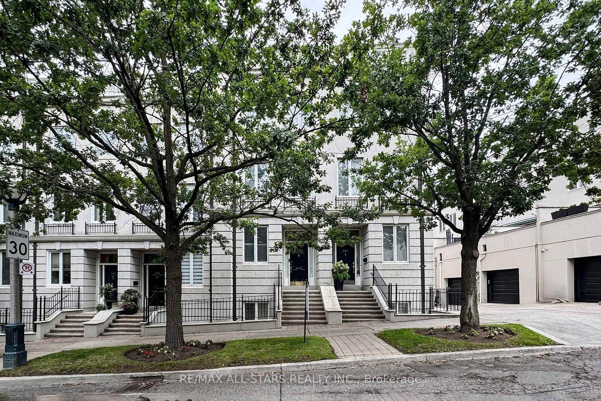 For Sale 246 Walmer Rd Casa Loma Area Freehold Townhome 3 1 Beds 4 Baths Approx.
