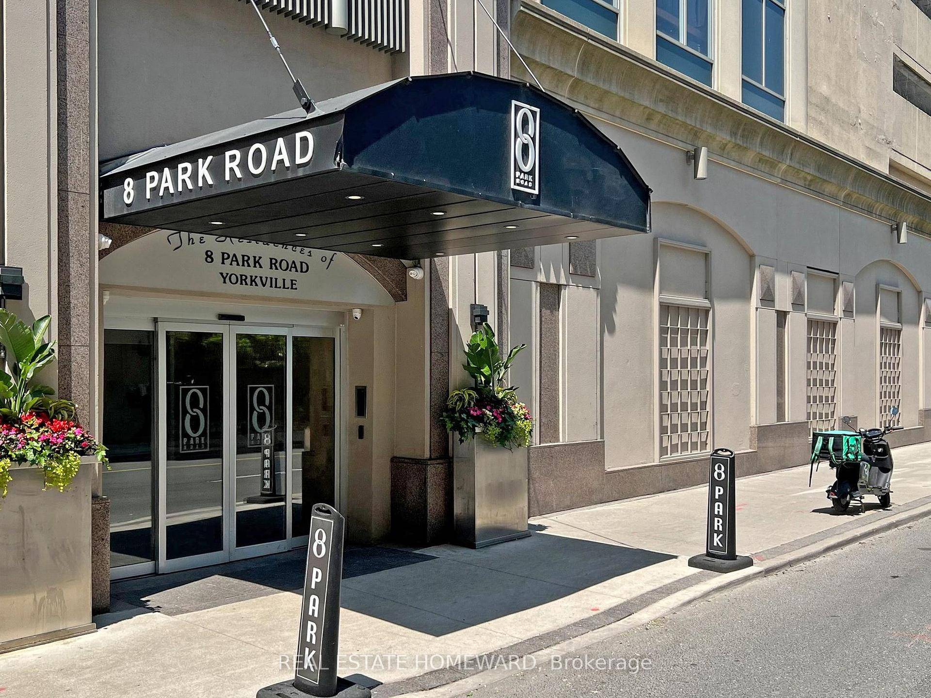Welcome to The Penthouses of 8 Park Road Units like this come by once in a lifetime.