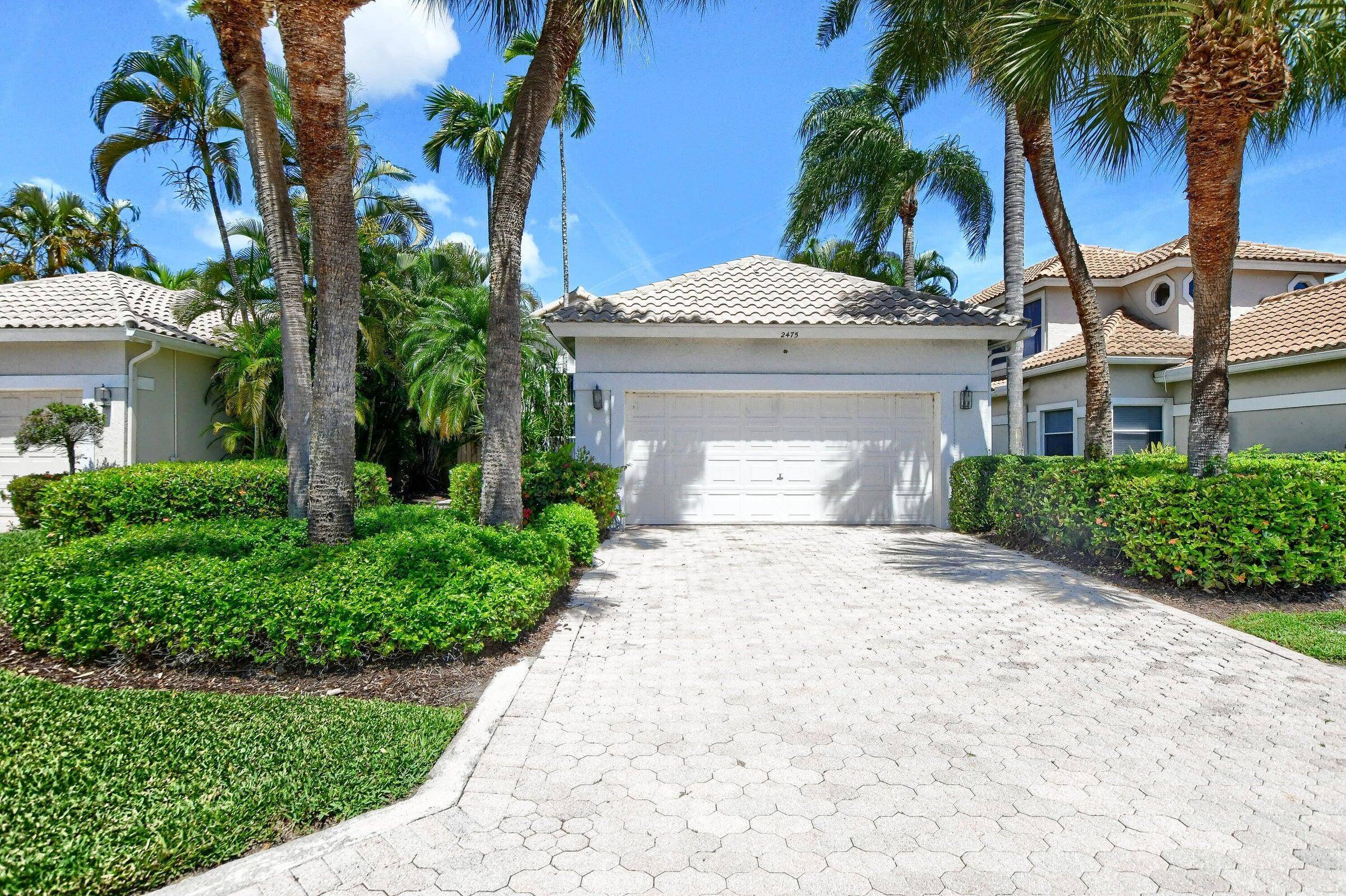 THIS ANNUAL RENTAL INCLUDES A SOCIAL MEMBERSHIP This annual rental in Broken Sound Banyans features beautiful lake and pool views.