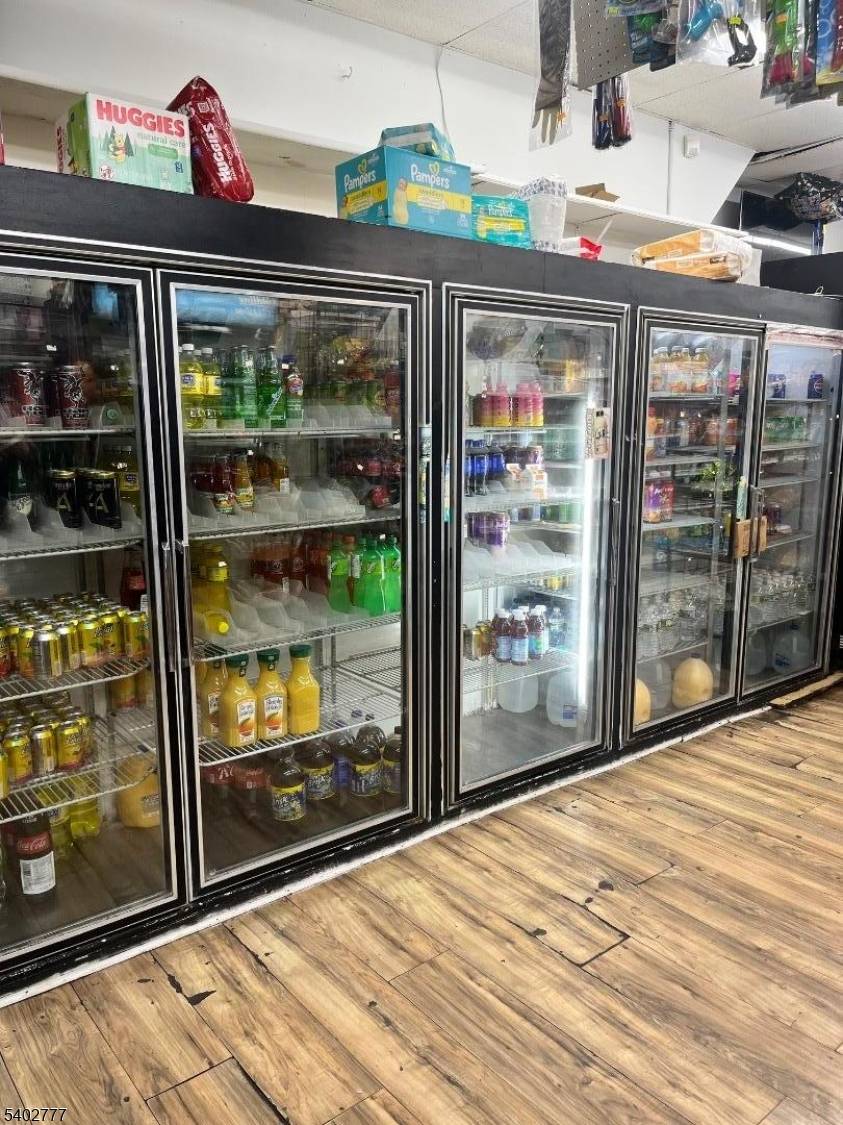 Minimart Convenience store with great visibility.